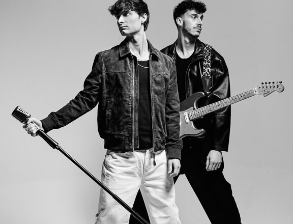 Saults, indie pop duo represented by Nomad Production, performing live